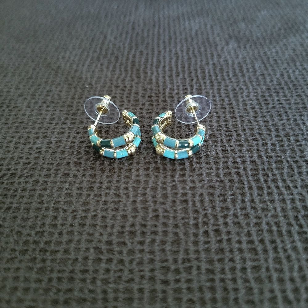 Kendra Scott "Essie" Gold💛 and Sea🌊 Green💚 Mix Huggie🤗 Earrings - NWT - Picture 3 of 16